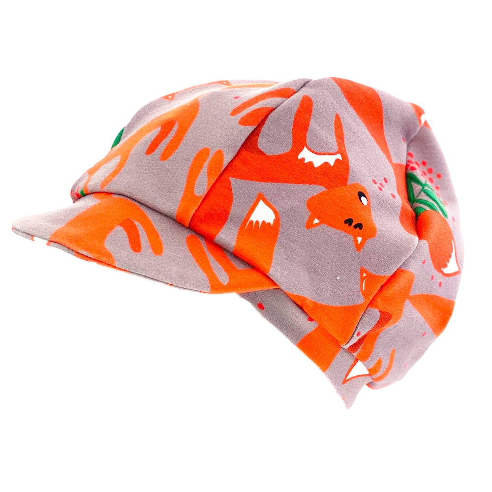 Virkkukoukkusen mainio Pätsä-lätsä collegekankainen kauniilla maitokahvin värisellä Makeita sano reponen -kuosilla.