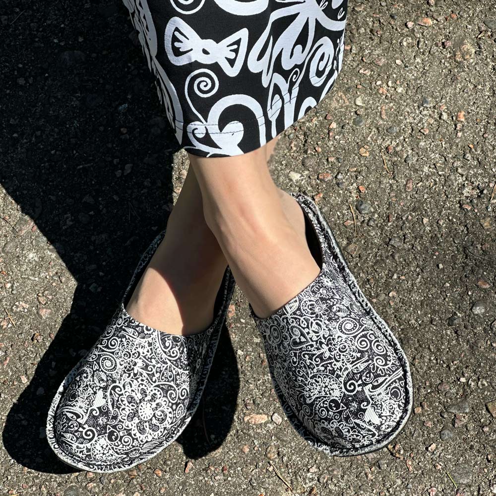 Virkkukoukkunen x VIBAe yhteistyömalliston Roma kengät - mukavat ja laadukkaat canvaskengät Carbon Step™ -pohjallisella ja Virkkukoukkusen persoonallisilla kuoseilla. Suunniteltu Suomessa, valmistettu Portugalissa. Koe vertaansa vailla oleva mukavuus uuden Virkkukoukkunen x VIBAe kenkämalliston kanssa! Kuosina Pauhu jossa mustalla pohjalla erilaiset kuviot muodostavat pulppuavan rytmikkään virran, josta voi huomata mm. kukkia, lintuja, kaloja, kissoja ja vaikka mitä ihanaa.