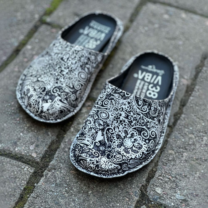 Virkkukoukkunen x VIBAe yhteistyömalliston Roma kengät - mukavat ja laadukkaat canvaskengät Carbon Step™ -pohjallisella ja Virkkukoukkusen persoonallisilla kuoseilla. Suunniteltu Suomessa, valmistettu Portugalissa. Koe vertaansa vailla oleva mukavuus uuden Virkkukoukkunen x VIBAe kenkämalliston kanssa! Kuosina Pauhu jossa mustalla pohjalla erilaiset kuviot muodostavat pulppuavan rytmikkään virran, josta voi huomata mm. kukkia, lintuja, kaloja, kissoja ja vaikka mitä ihanaa.