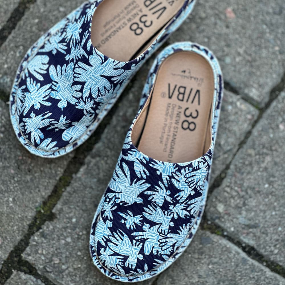 Virkkukoukkunen x VIBAe yhteistyömalliston Roma kengät - mukavat ja laadukkaat canvaskengät Carbon Step™ -pohjallisella ja Virkkukoukkusen persoonallisilla kuoseilla. Suunniteltu Suomessa, valmistettu Portugalissa. Koe vertaansa vailla oleva mukavuus uuden Virkkukoukkunen x VIBAe kenkämalliston kanssa! Kuosina Rauha jossa tummansinisellä pohjalla turkoosi-valkoinen lintuparvi joka muodostaa kauniin tiiviin kuosipinnan.