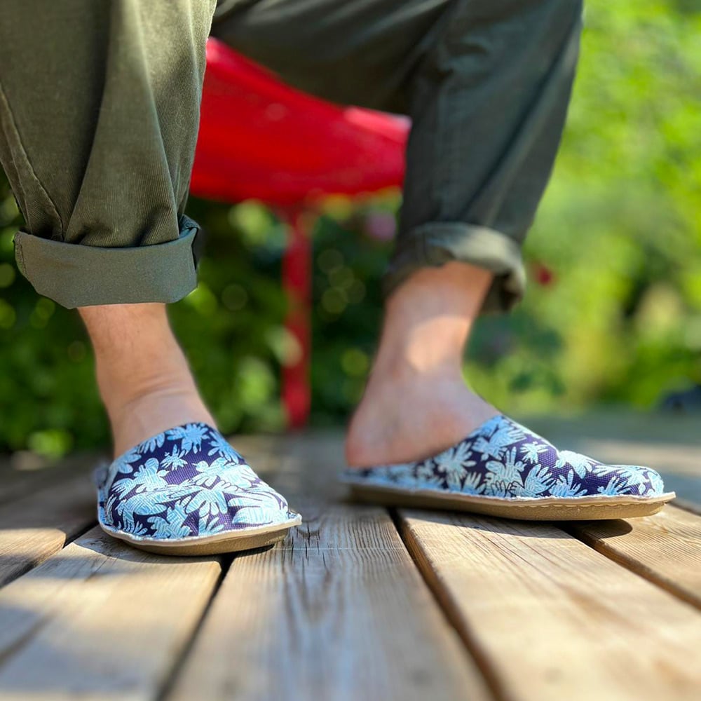 Virkkukoukkunen x VIBAe yhteistyömalliston Roma kengät - mukavat ja laadukkaat canvaskengät Carbon Step™ -pohjallisella ja Virkkukoukkusen persoonallisilla kuoseilla. Suunniteltu Suomessa, valmistettu Portugalissa. Koe vertaansa vailla oleva mukavuus uuden Virkkukoukkunen x VIBAe kenkämalliston kanssa! Kuosina Rauha jossa tummansinisellä pohjalla turkoosi-valkoinen lintuparvi joka muodostaa kauniin tiiviin kuosipinnan.