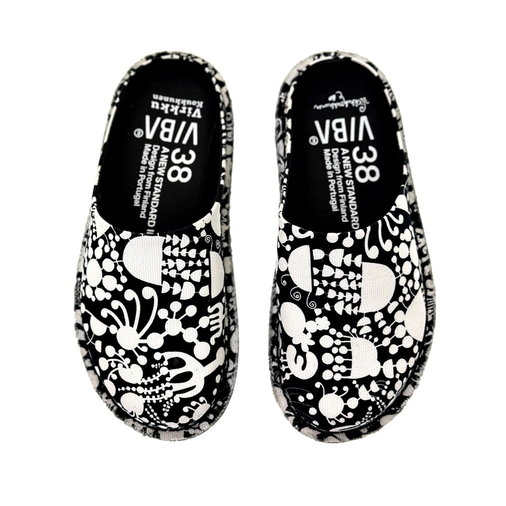 Virkkukoukkunen x VIBAe yhteistyömalliston Roma kengät - mukavat ja laadukkaat canvaskengät Carbon Step™ -pohjallisella ja Virkkukoukkusen persoonallisilla kuoseilla. Suunniteltu Suomessa, valmistettu Portugalissa. Koe vertaansa vailla oleva mukavuus uuden Virkkukoukkunen x VIBAe kenkämalliston kanssa! Kuosina mustavalkoinen Tivoli, jossa valkoisia kukkamaisia abstrakteja muotoja mustalla pohjalla.