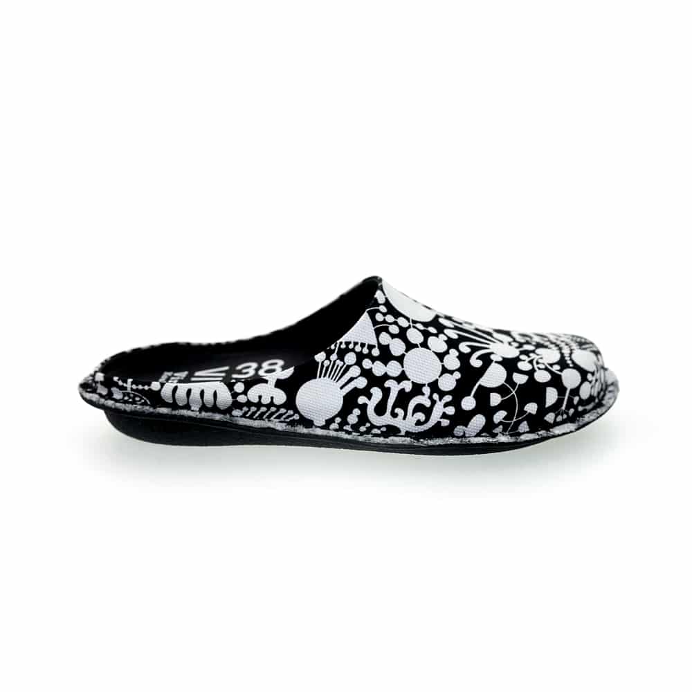 Virkkukoukkunen x VIBAe yhteistyömalliston Roma kengät - mukavat ja laadukkaat canvaskengät Carbon Step™ -pohjallisella ja Virkkukoukkusen persoonallisilla kuoseilla. Suunniteltu Suomessa, valmistettu Portugalissa. Koe vertaansa vailla oleva mukavuus uuden Virkkukoukkunen x VIBAe kenkämalliston kanssa! Kuosina mustavalkoinen Tivoli, jossa valkoisia kukkamaisia abstrakteja muotoja mustalla pohjalla.