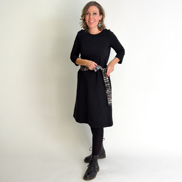 Ajaton collegemekko | HIILENMUSTA