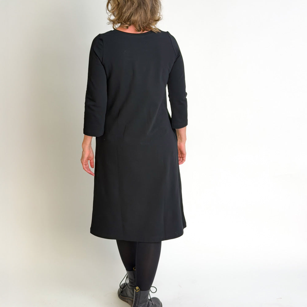 Ajaton collegemekko | HIILENMUSTA