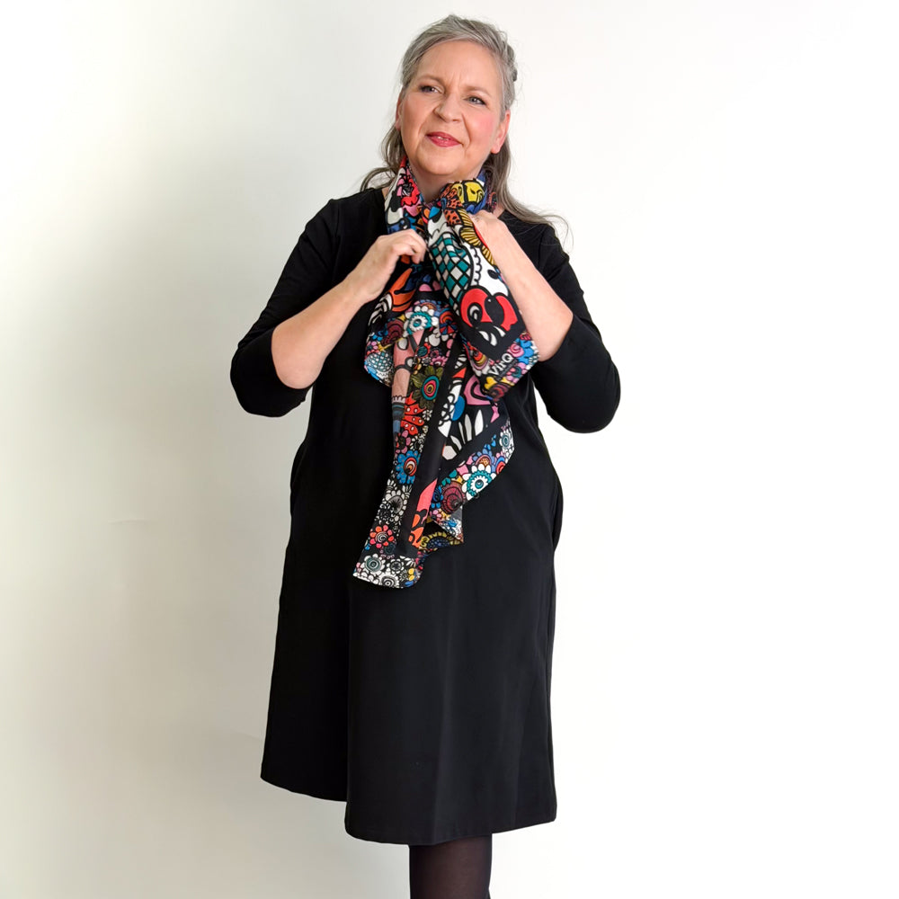 Ajaton collegemekko | HIILENMUSTA