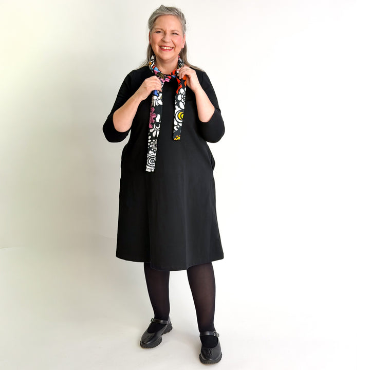 Ajaton collegemekko | HIILENMUSTA