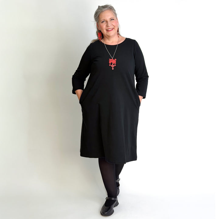 Ajaton collegemekko | HIILENMUSTA