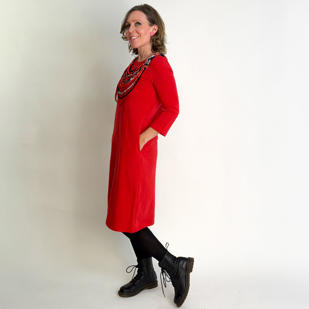 Ajaton collegemekko | MANSIKANPUNAINEN