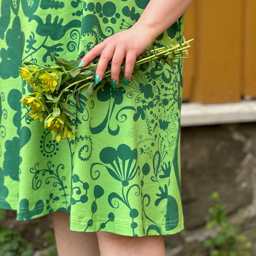 Virkkukoukkusen 3/4-hihainen laadukas Kelpokolttu mekko. Ommeltu Suomessa todella miellyttävän tuntuisesta, pehmeästä ja ryhdikkäästä trikookankaamme. Krumeluuri kuosisessa trikoomekossa on vihreällä pohjalla suuria kiemuraisia tummemmanvihreitä kuvioita - kiemuraisia kukkia, pilkkunauhoja, abstrakteja muotoja. Oikea vihreän rakastajan unelmavaate!