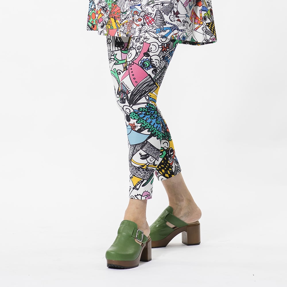 Virkkukoukkusen hauskat värikkäät leggipöksyt Isolla porukalla-kuosilla, jossa seikkailee iloinen joukko Koukkushahmoja.