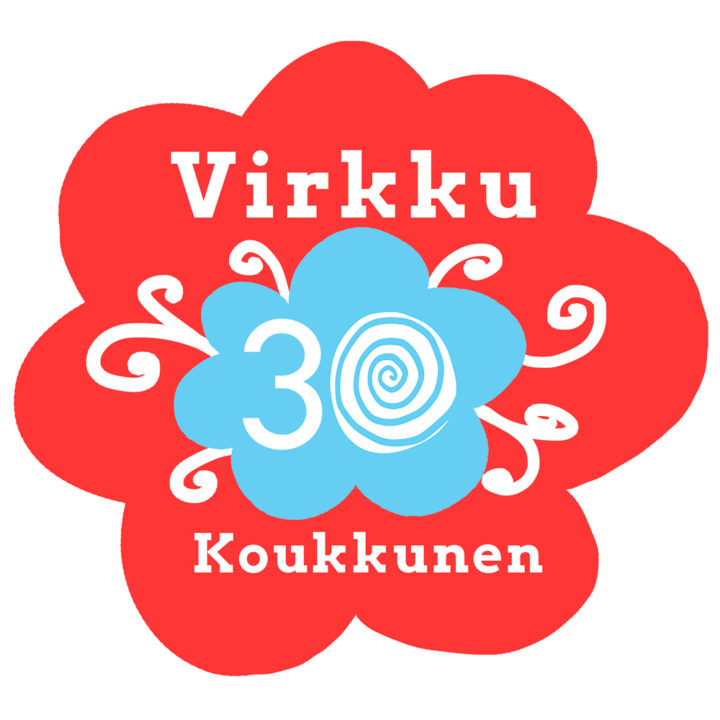 Virkkukoukkusen 30-vuotislogo. Punainen suuri kukka, jonka sisällä yläreunassa lukee Virkku ja alareunassa Koukkunen, keskellä on vaaleansininen kukka, jonka sisässä lukee 30.