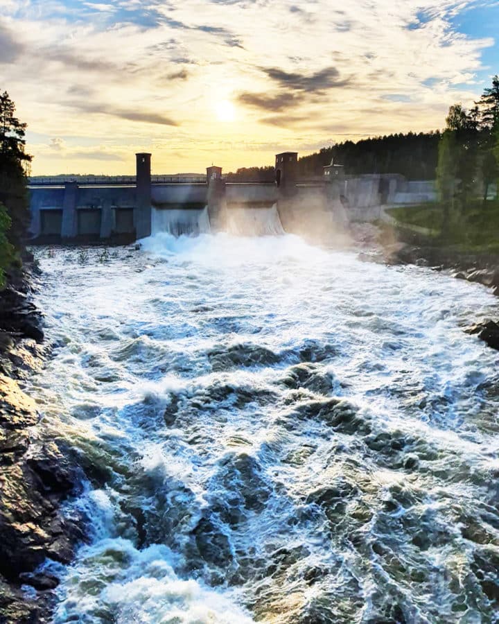 Imatrankosken padottu uoma, kun vesi virtaa uomassa.