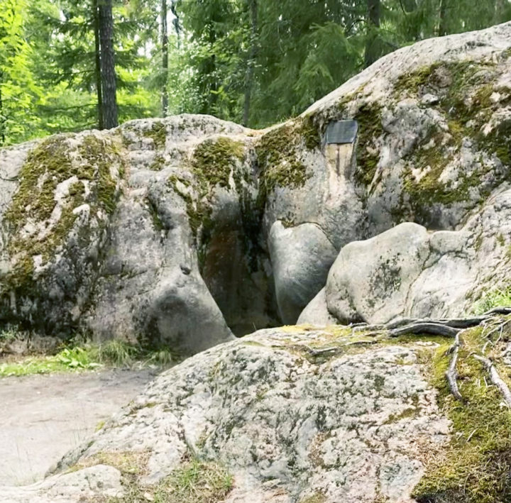 Kruununpuistosta löytyy hiidenkirnuja ja muita jaakauden jalkia.